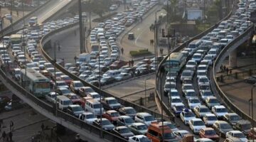 سيولة مرورية بمحاور القاهرة والجيزة مع تباطؤ محدود في بعض المناطق