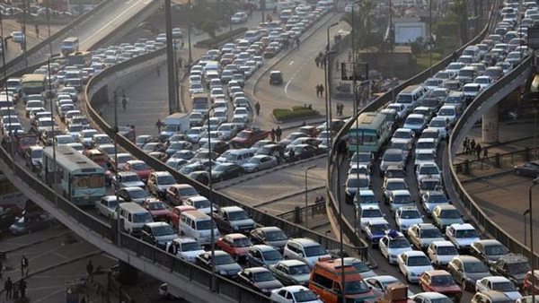 سيولة مرورية بمحاور القاهرة والجيزة مع تباطؤ محدود في بعض المناطق
