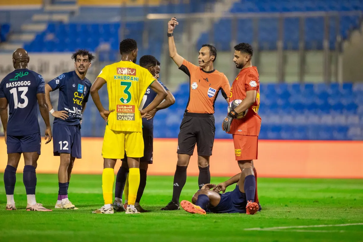 41 % من المباريات قادها «حكام أجانب»