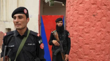 هروب أكثر من 200 نزيل من سجن كراتشي بعد تحطيم إحدى بواباته