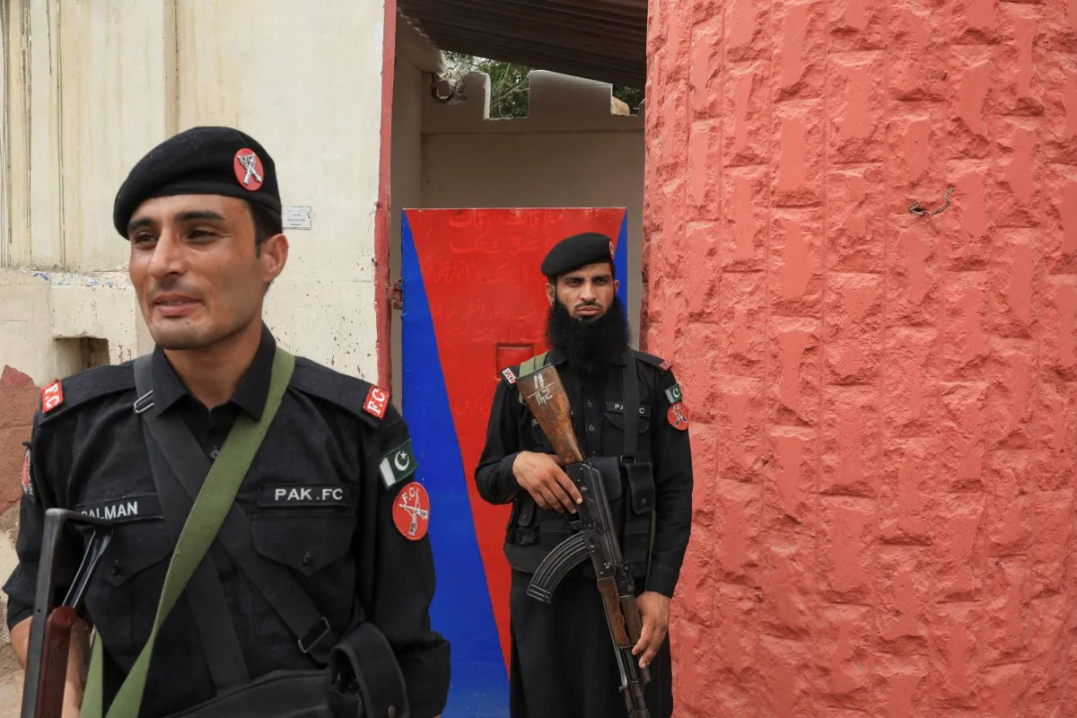 هروب أكثر من 200 نزيل من سجن كراتشي بعد تحطيم إحدى بواباته