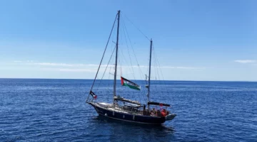 الجيش الإسرائيلي يتعهّد بـ«حماية المجال البحري» بعد إبحار سفينة مساعدات إلى غزة