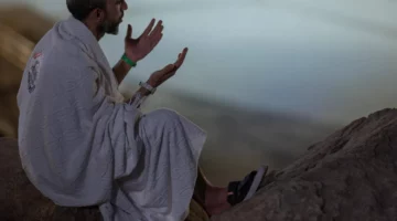 الحجاج يتوافدون على عرفات لأداء الركن الأعظم