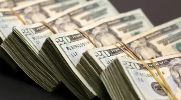 الدولار يتراجع بفعل مؤشرات ضعيفة عن الاقتصاد الأميركي