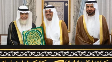 نائب أمير مكة المكرمة يُسلم السدنة كسوة الكعبة