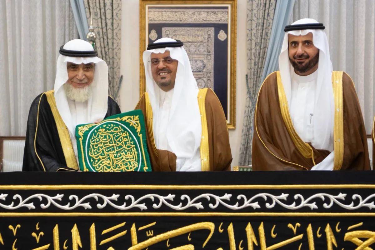 نائب أمير مكة المكرمة يُسلم السدنة كسوة الكعبة