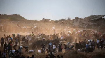 جوعى ومسلحون استولوا على معظم الطحين المنقول لغزة