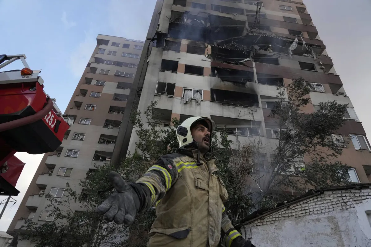 بالصور… الضربات الإسرائيلية على إيران تستهدف قادة عسكريين ومنشأة نووية ومصانع