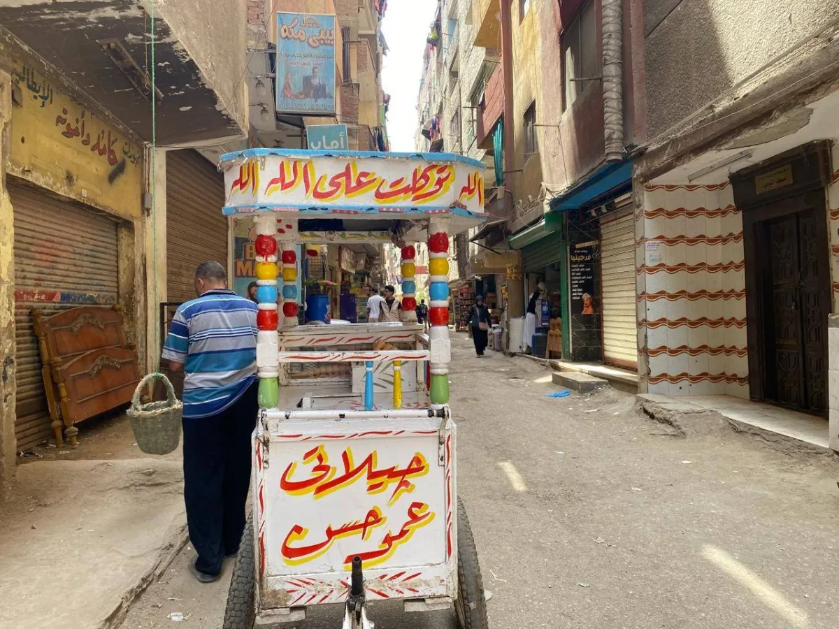 «الباعة الجائلون» يستخدمون «حناجرهم» ببراعة رغم هيمنة التكنولوجيا