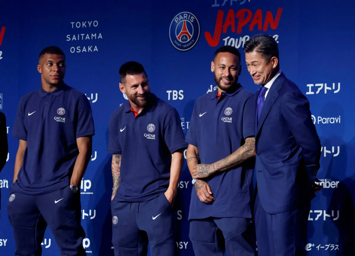 الملك كازو ميورا يلعب في عمر الثامنة والخمسين