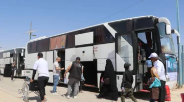 خروج أول دفعة من نازحي «الهول» نحو حلب بالتعاون بين الحكومة والإدارة الذاتية