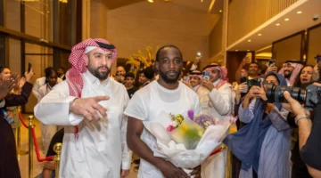 الملاكمان ألفاريز وكروفورد يواجهان الإعلام