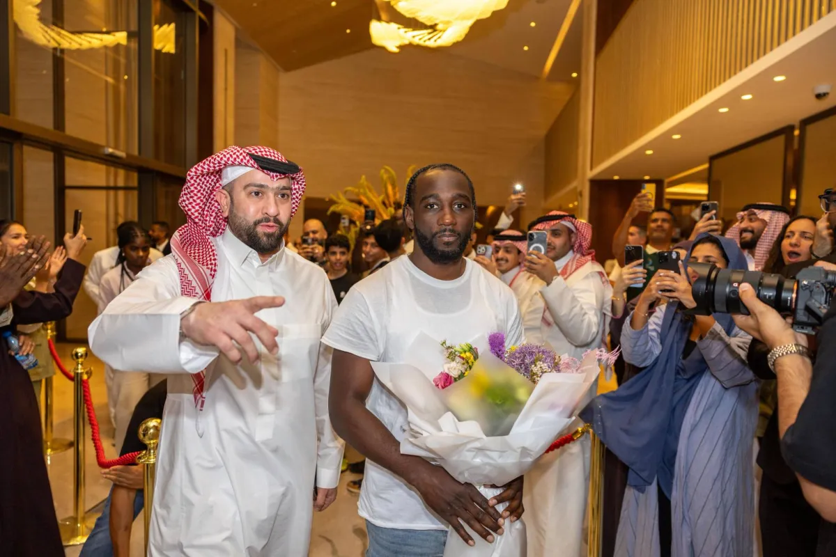 الملاكمان ألفاريز وكروفورد يواجهان الإعلام
