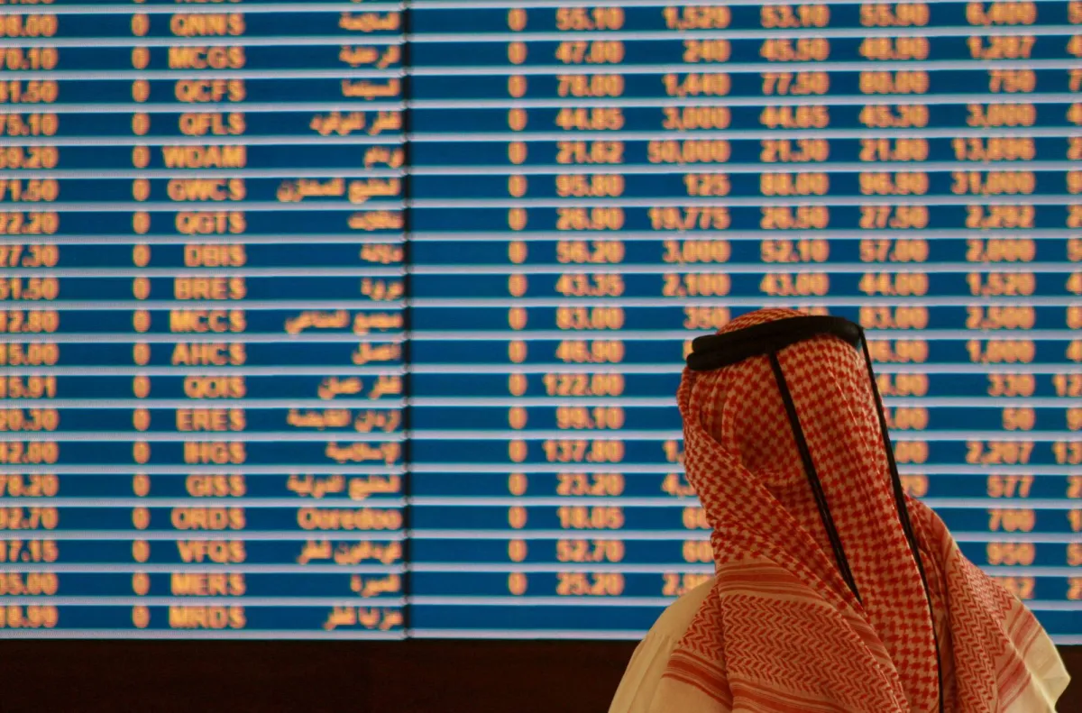 مكاسب خليجية رغم المخاوف… والسوق السعودية تتحول لأدنى مستوى خلال عام