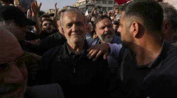 الرئيس الإيراني يشارك في مظاهرة مندِّدة بالضربات الأميركية