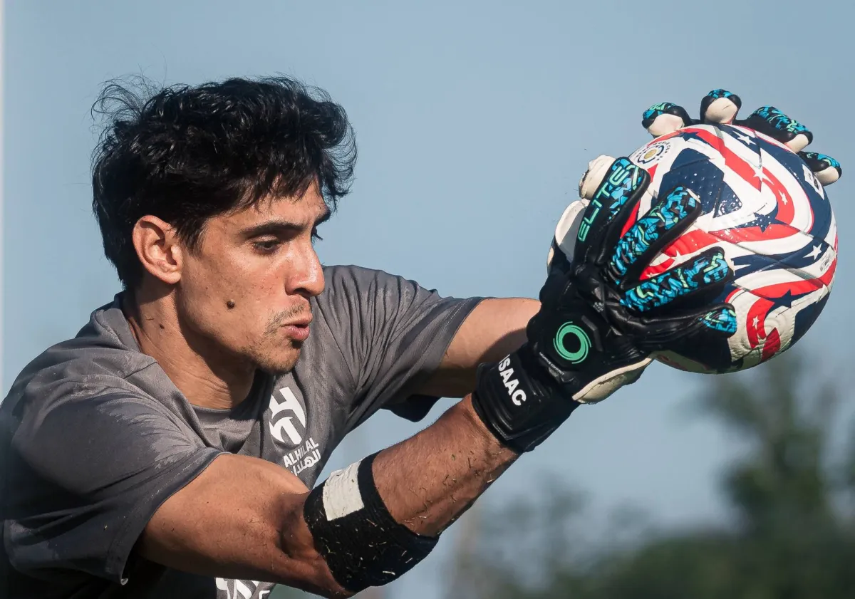 ياسين بونو: فخور بتمثيل الهلال