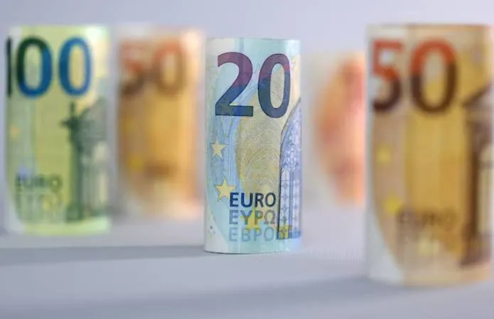 تراجع عوائد السندات الأوروبية بفعل خطط الإنفاق وتوجهات «المركزي»
