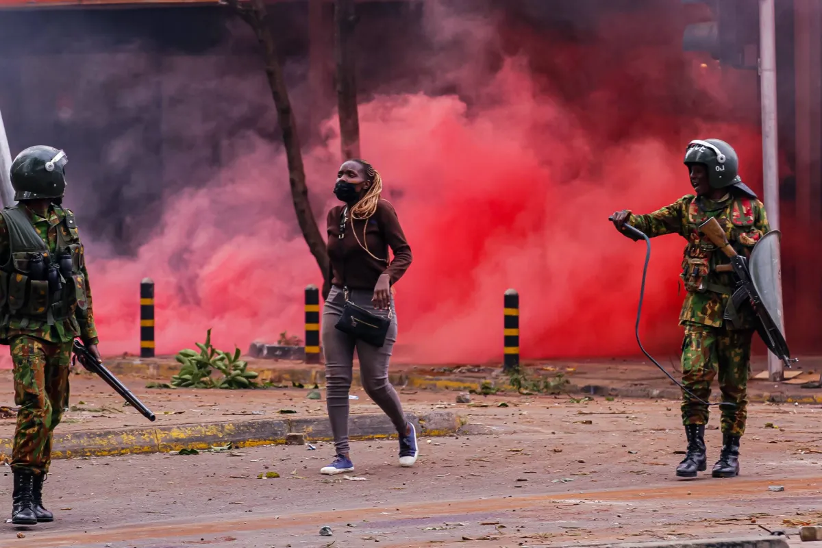 كينيا تتهم محتجين بالإرهاب بعد مقتل 16 شخصاً