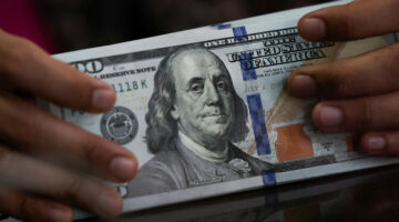 توقعات انخفاض الدولار يعيد تشكيل خريطة المدخرات