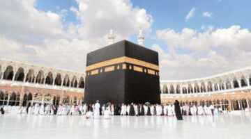 وزير السياحة يعتمد الضوابط المنظمة لتنفيذ رحلات العمرة