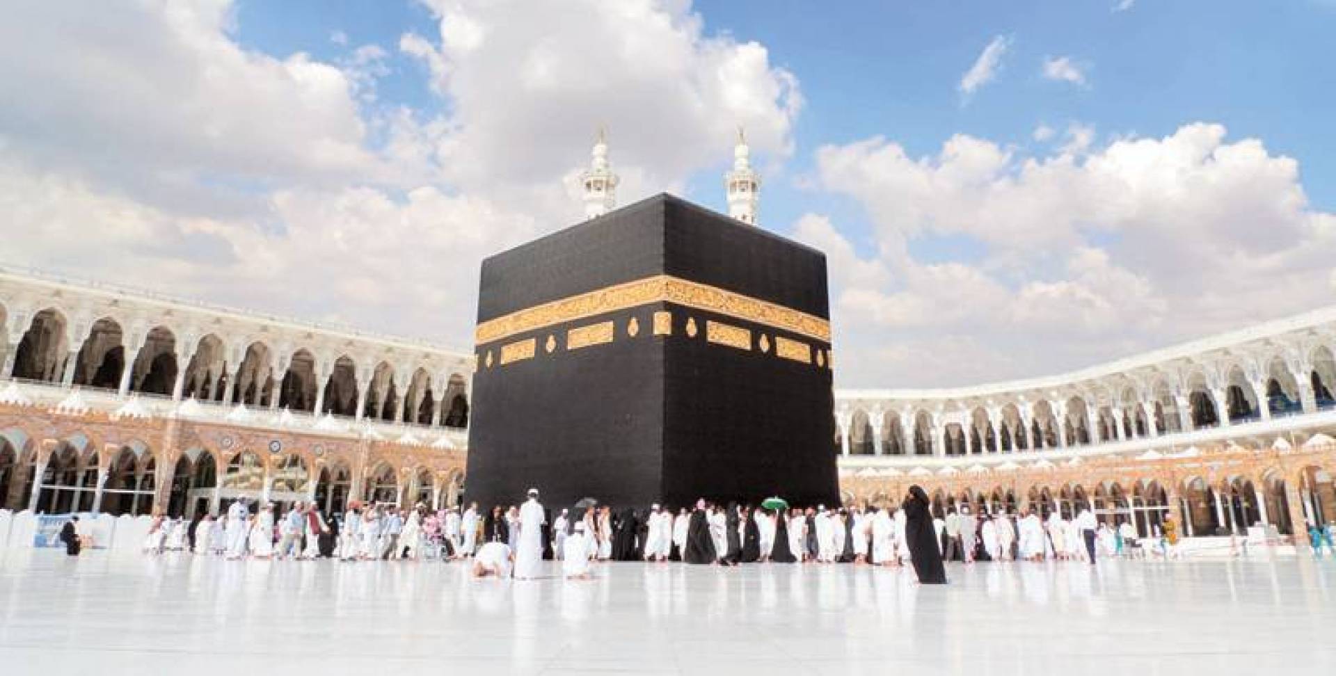 وزير السياحة يعتمد الضوابط المنظمة لتنفيذ رحلات العمرة