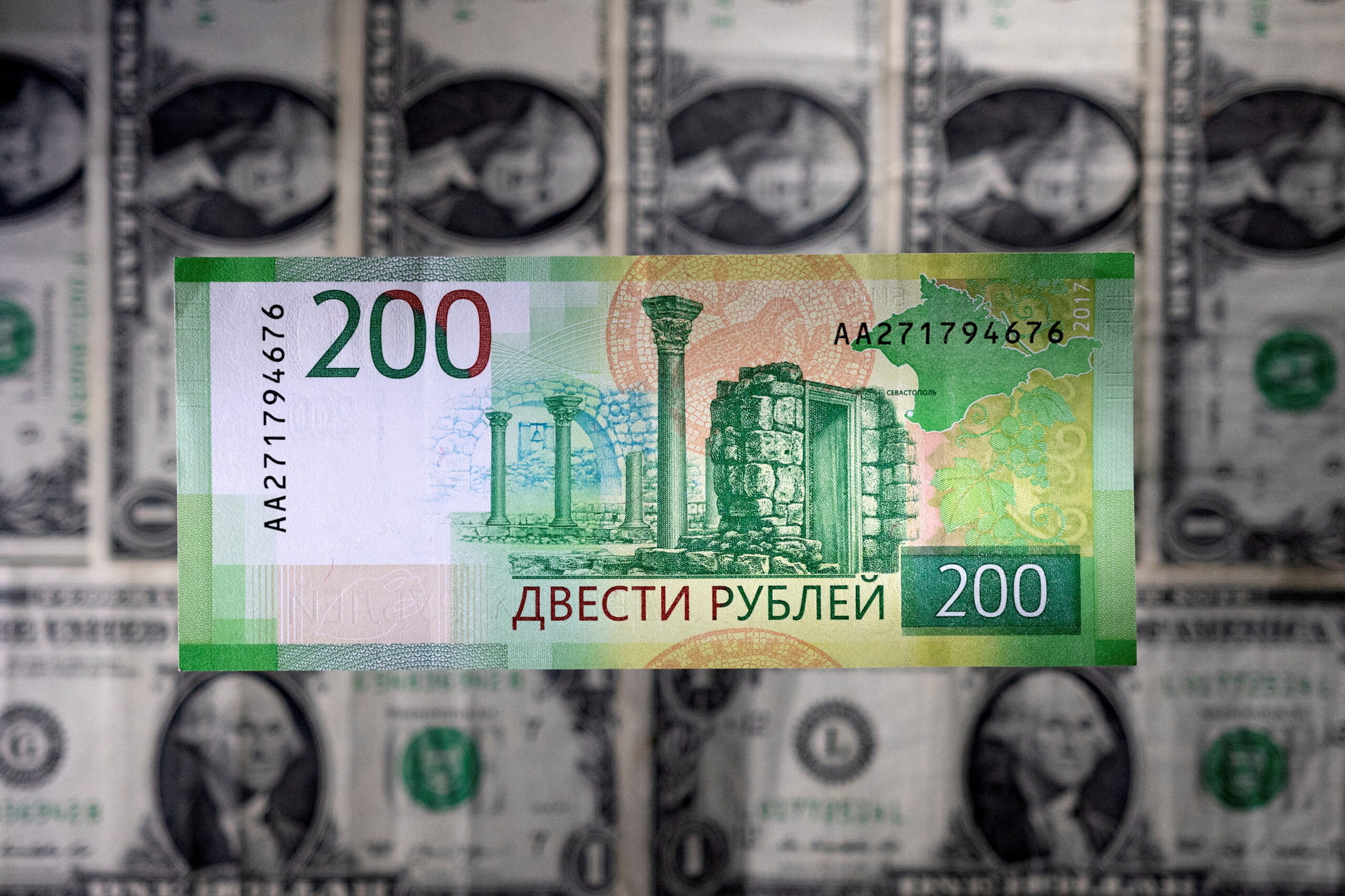 “أكبر بنك في روسيا”: الروبل مقوّم بأعلى من قيمته.. والسعر العادل فوق 100 للدولار
