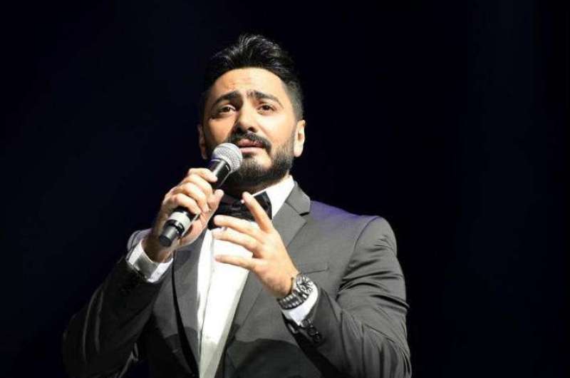 شاهد.. تامر حسني يغني مقطعًا محذوفًا من أغنية “كل مرة”