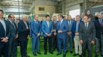 وزيرا الإنتاج الحربي والشباب والرياضة يتفقدان مصنع النجيل الصناعي