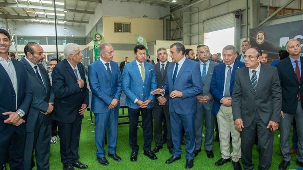وزيرا الإنتاج الحربي والشباب والرياضة يتفقدان مصنع النجيل الصناعي