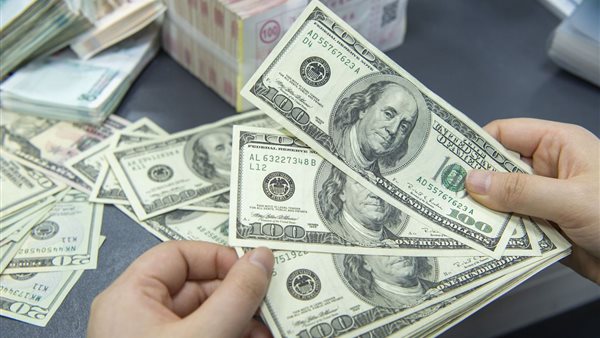 ضربة قبل العيد للدولار.. ايه اللي حصل في تحويلات المصريين