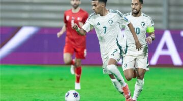 السعودية تفوز على البحرين بثنائية وتحيي آمالها في تصفيات كأس العالم