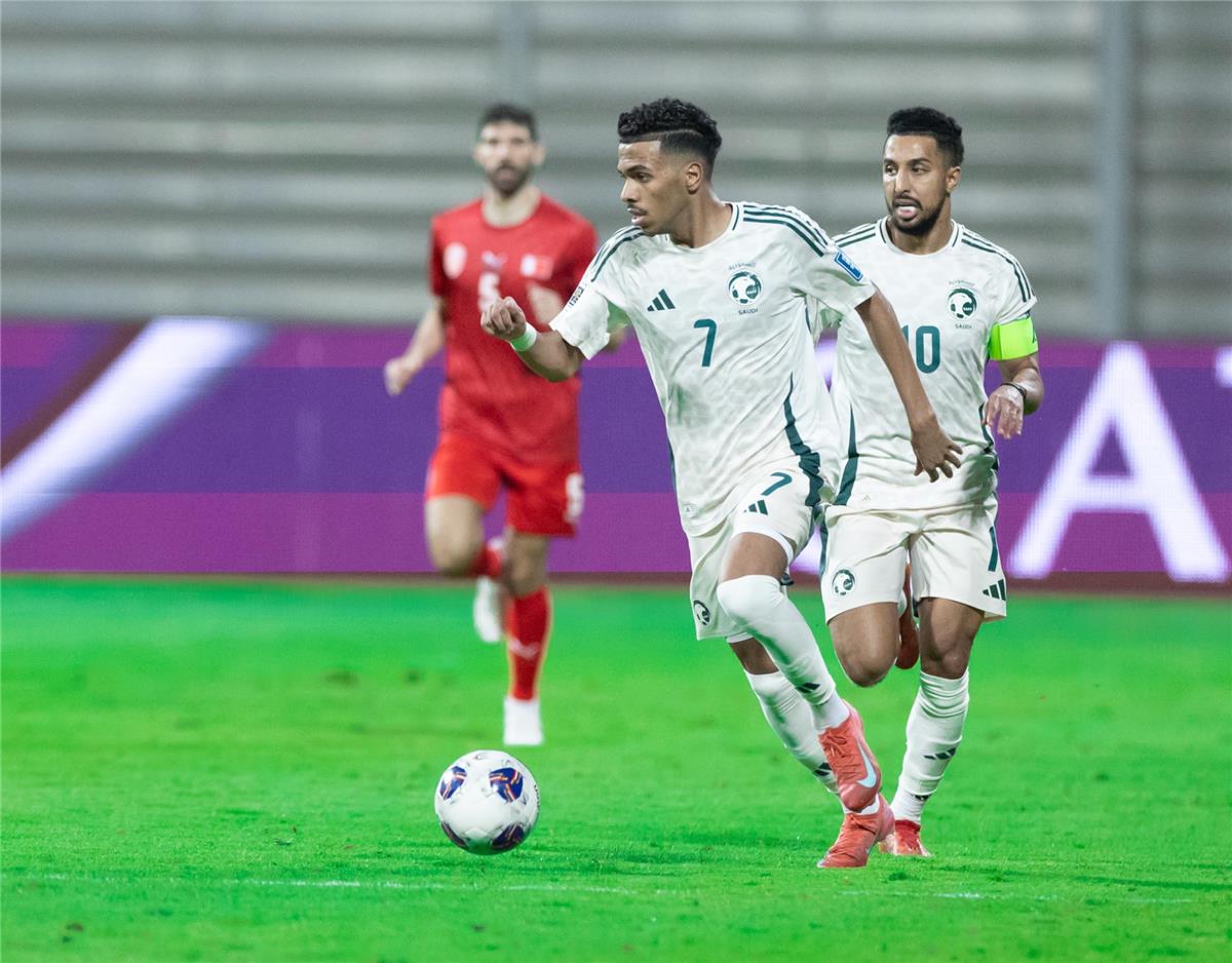 السعودية تفوز على البحرين بثنائية وتحيي آمالها في تصفيات كأس العالم