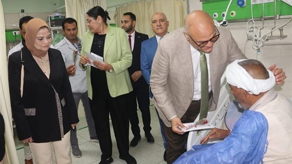 محافظ القليوبية يرسم البهجة والفرحة على الأطقم الطبية والمرضى ويقدم لهم التهنئة