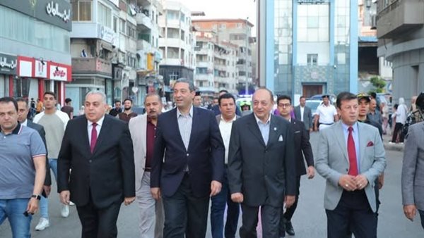 محافظ دمياط يُؤدى صلاة عيد الأضحى بساحة ميدان الساعة