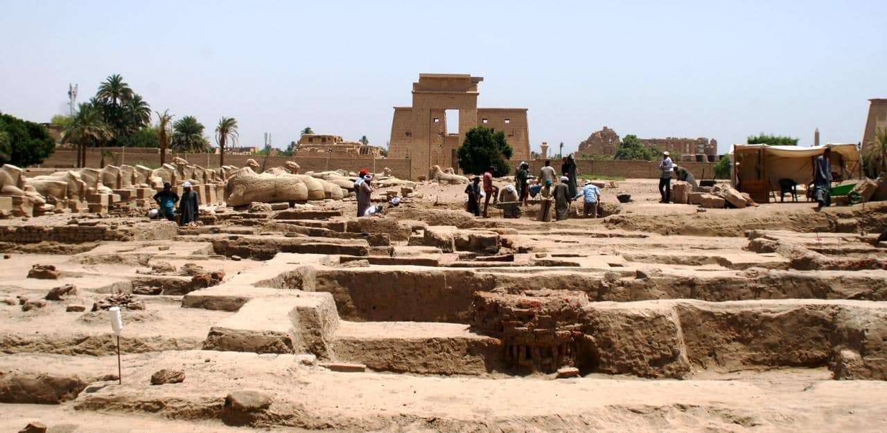 الكشف عن توابيت خشبية بالعساسيف وسور ضخم من الطوب اللبن بنجع أبو عصبة بالأقصر