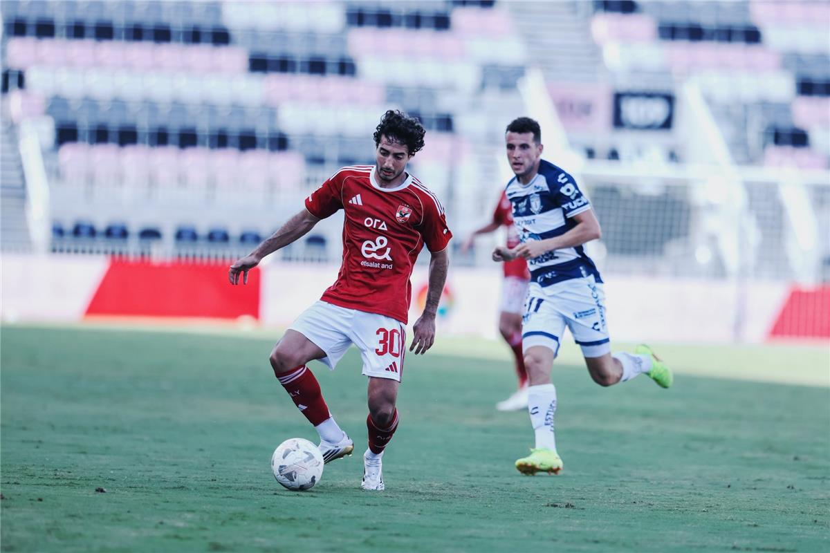بعد ارتباطه بـ الأهلي.. لاعب باتشوكا يوضح موقفه من الانتقال لـ الدوري المصري