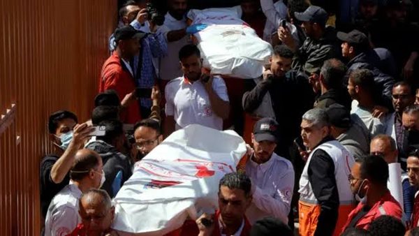 مقتل ثلاثة مسعفين وصحفي في قصف إسرائيلي يستهدف طواقم إنقاذ شرق غزة