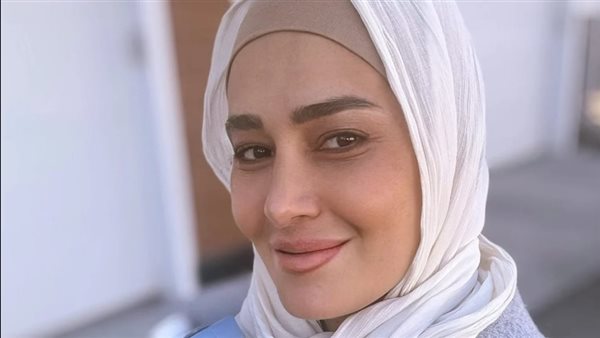 حلا شيحة تعود إلى كندا بالحجاب وتثير التساؤلات حول علاقتها بطليقها.. شاهد