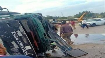 انقلاب سيارة نقل تحمل مادة كاوية على طريق السنطة في الغربية.