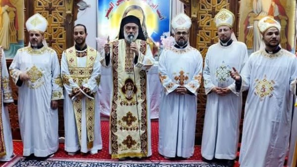 الأنبا باسيليوس يمنح الدرجة الإيبودياكونية للشماس أكرم شوقي بكنيسة مار مرقس بالمنيا