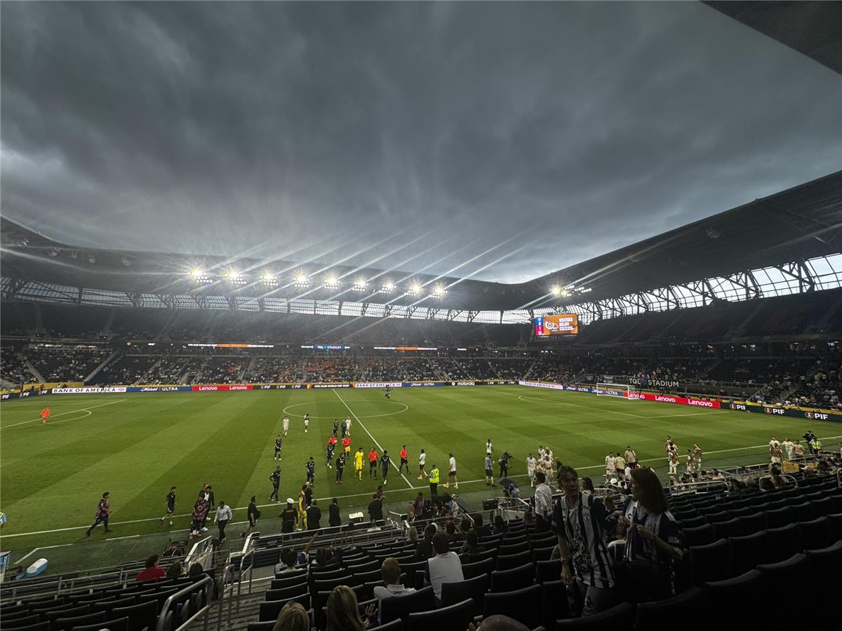 إيقاف مباراة باتشوكا وسالزبورج في كأس العالم للأندية.. واللاعبون يتركون الملعب