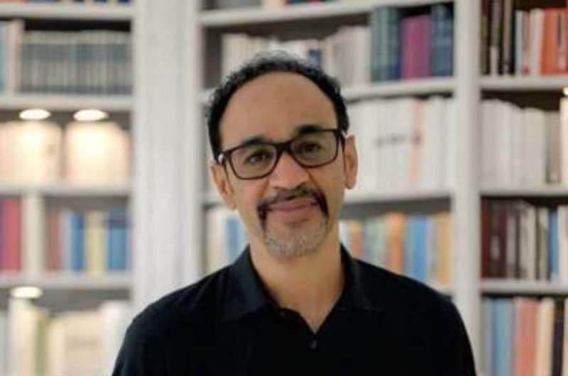 عمرو منير دهب يكتب: ليس مجدِّداً فحسب