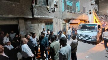 بعد 10 ساعات تحت الأنقاض.. استخراج ناجيين اثنين آخرين في حادث انهيار عقارين بحدائق القبة