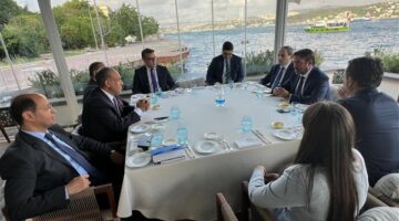 وزير الخارجية يلتقي بمجموعة من رجال الأعمال الأتراك خلال زيارته لإسطنبول