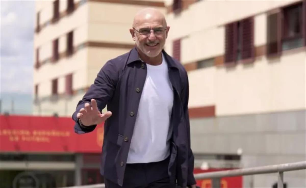 مدرب إسبانيا يكشف موقف جارسيا ورودري من توقف سبتمبر.. ويؤكد: بعض الأندية ذهبت إلى أمريكا كإجازة صيف