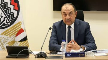 وزير الأعمال يستعرض موقف إنشاء مصنعين لإعادة تدوير مخلفات البلاستيك والأقمشة في شركة مصر للحرير