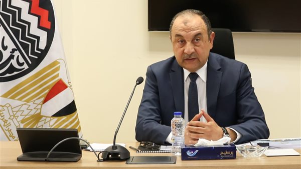 وزير الأعمال يستعرض موقف إنشاء مصنعين لإعادة تدوير مخلفات البلاستيك والأقمشة في شركة مصر للحرير