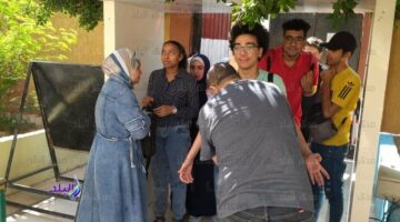 الطلاب يتوافدون على لجان الثانوية العامة لآداء “العربي”..وتفتيش دقيق على البوابات الآن