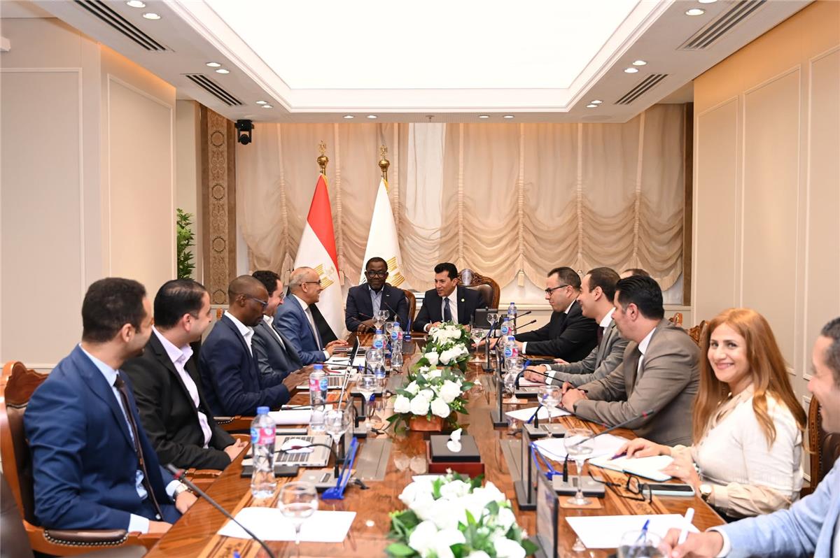 أشرف صبحي يلتقي الأمين العام لـ الاتحاد الإفريقي بسبب مقر الكاف