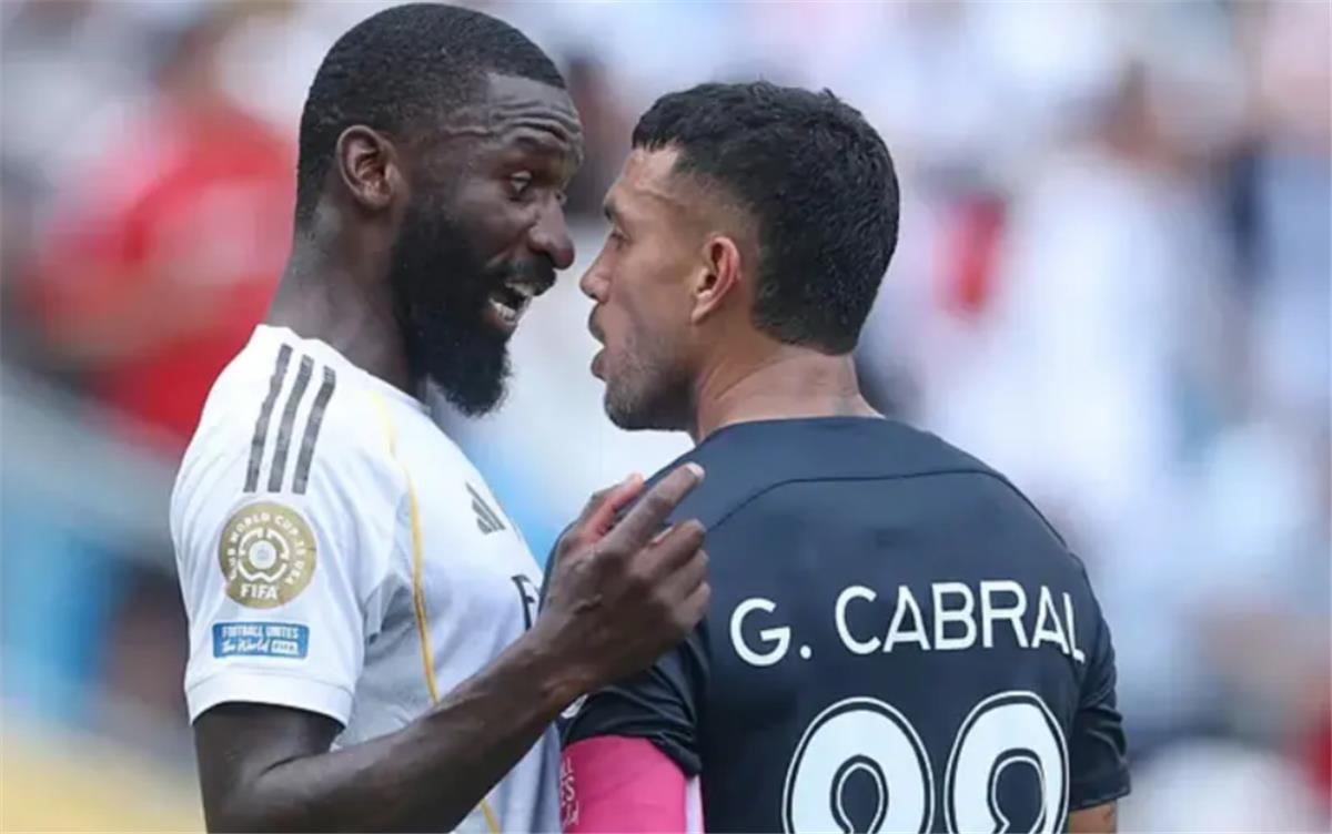 لاعب باتشوكا يرد على اتهامات روديجر بالعنصرية.. وفيفا يوضح مستجدات التحقيقات